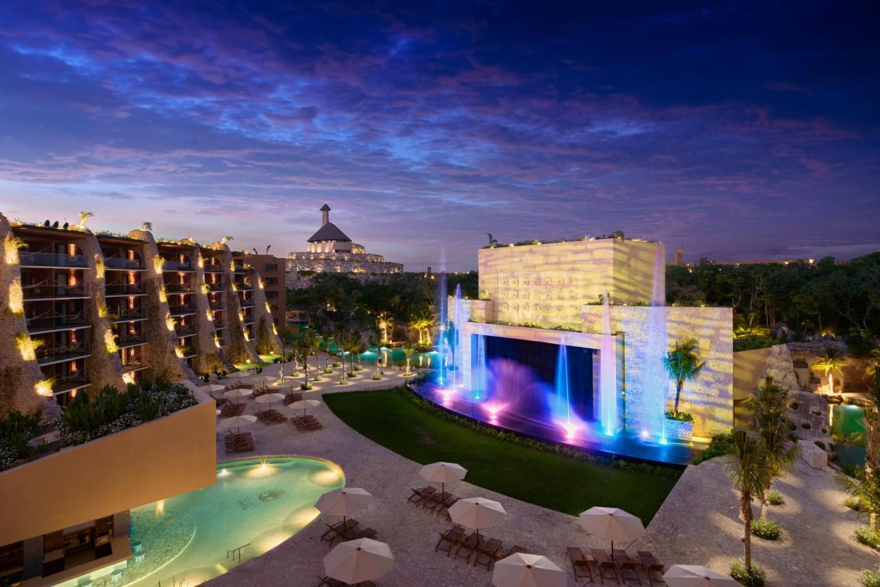 Hotel Xcaret Arte - All Parks All Fun Inclusive - Adults Only Xcaret Park Esterno foto The resort's central plaza
